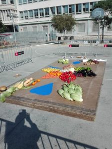 Catifa de fruites i verdures a la Plaça Floch i torres